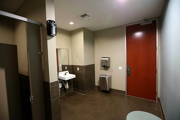 Womens Bathroom1 0078