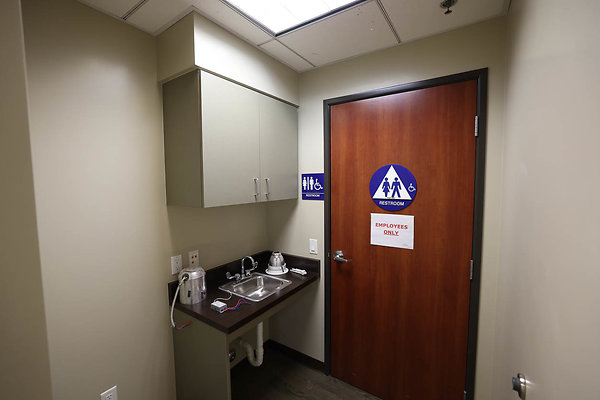 001B Suite200 Bathroom Hallway 0187 001B Suite200 Bathroom Hallway 0187