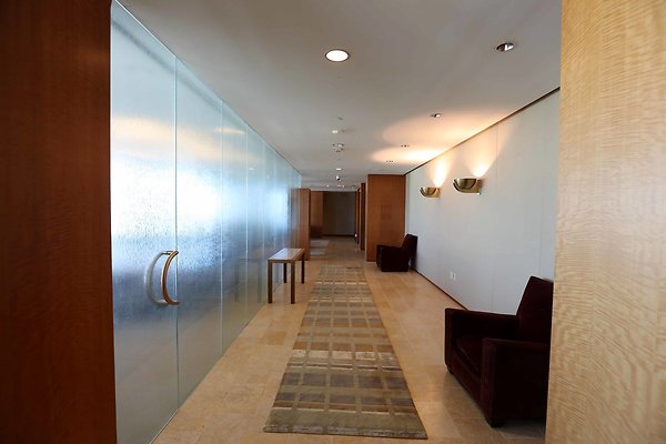 719 18th Floor Hallway ouside of Main Conference Room  0527