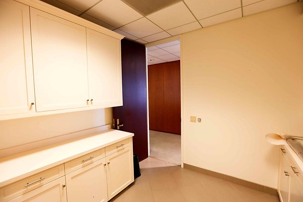 719 18th Floor Kitchen 0543