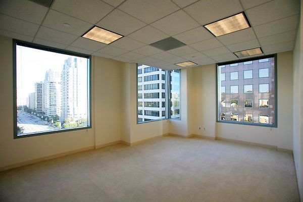 Suite 900 Corner Office 0074