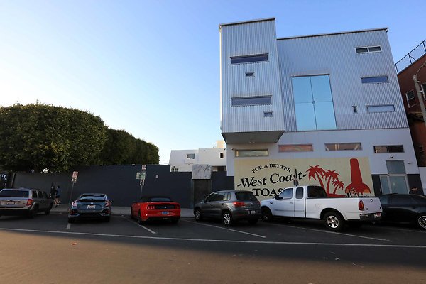 220A Courtyard &amp; Studio Ext 0121