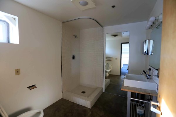 220A Studio 2nd Floor Bathroom 0047