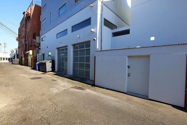 220A Studio Garage Ext 0036