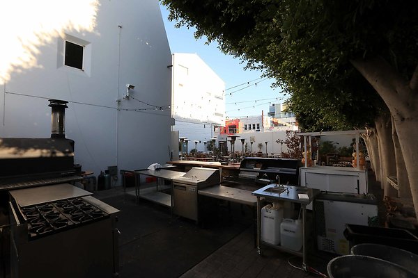 220A Courtyard BBQ 0104