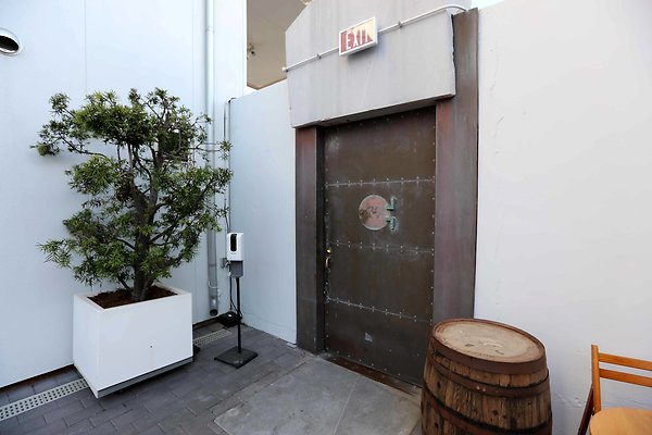 220A Courtyard Door 0086