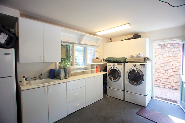 Garage Laundry Area 0077