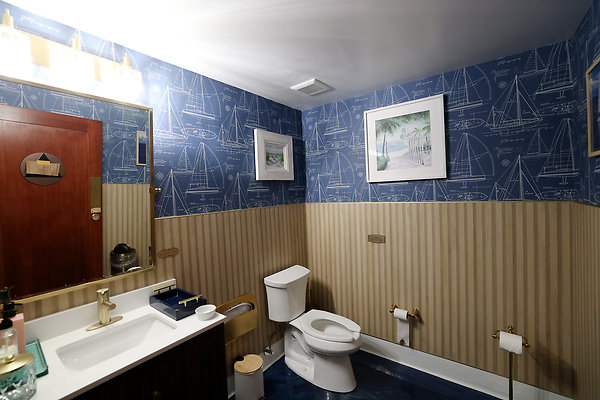 914A NIghtclub Bathroom2 0077