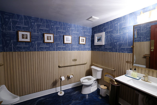 914A NIghtclub Bathroom1 0074