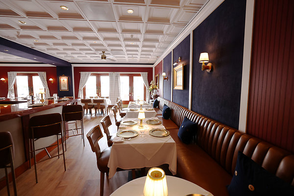 914A Dining Room &amp; Bar 0032