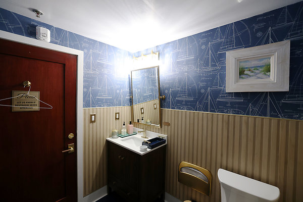 914A NIghtclub Bathroom2 0078