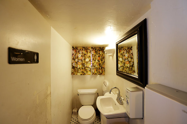 444B Womens Bathroom 0032