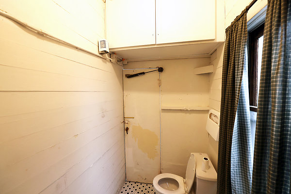 444B Mens Bathroom 0035
