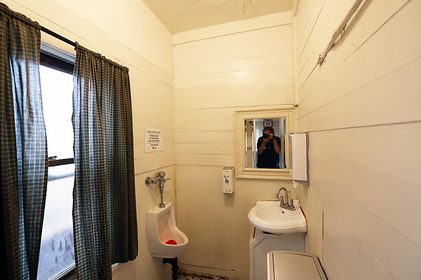 444B Mens Bathroom 0034