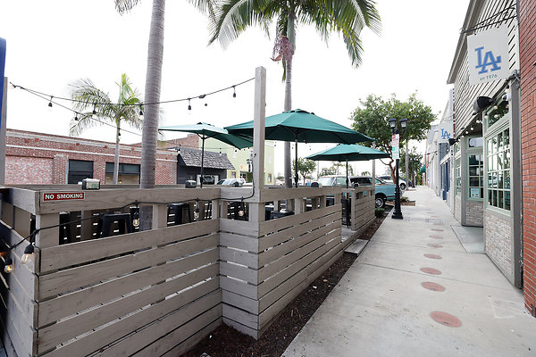 444B Front Patio 0005