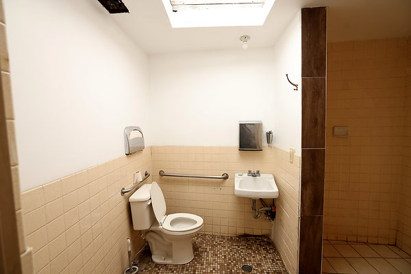 681B Presidents Bathroom 0025