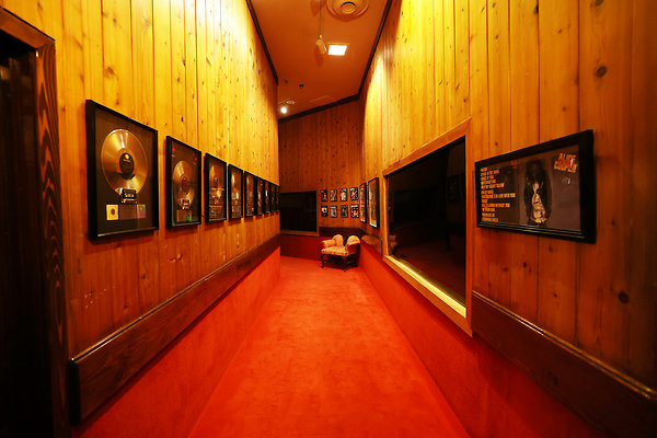 027B Middle Hallway 0044