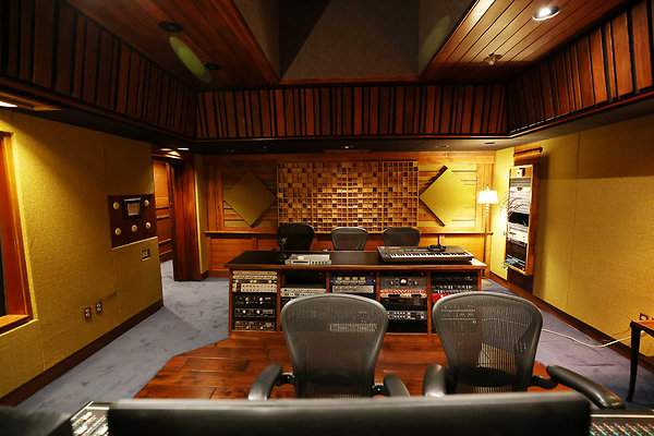 027B Studio B Control Room 0031