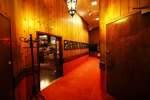 027B Middle Hallway 0043