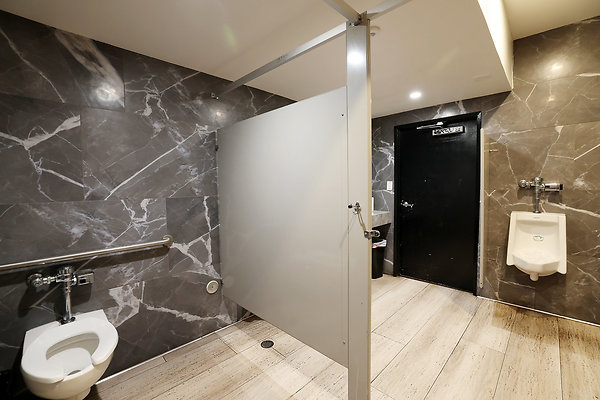 039B Mens Bathroom 0043 039B Mens Bathroom 0043