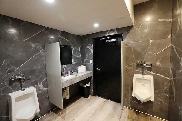039B Mens Bathroom 0041 039B Mens Bathroom 0041