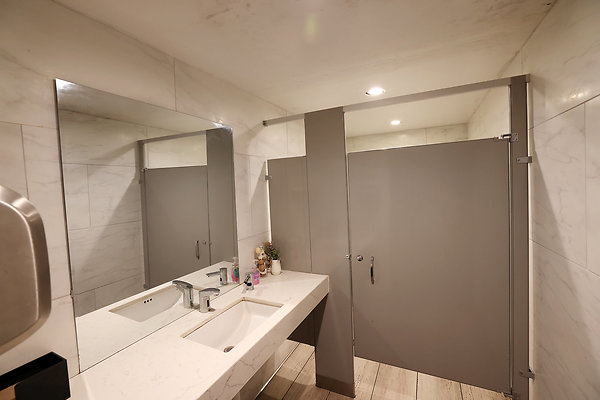 039B Womens Bathroom 0044