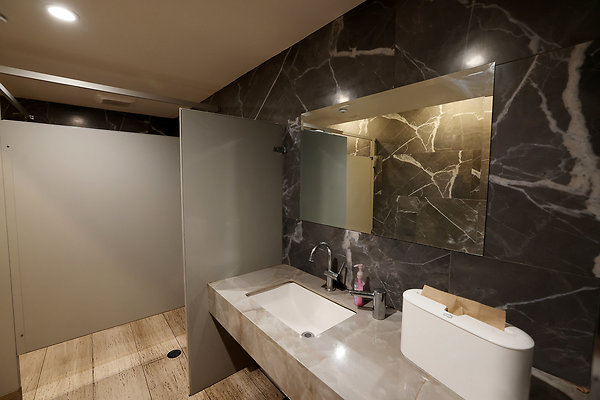039B Mens Bathroom 0040 039B Mens Bathroom 0040