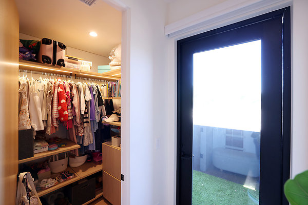 139A Girls Bedroom Balcony Door &amp; Closet 0128