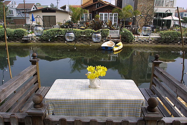 Table on Canal 0035 25 1