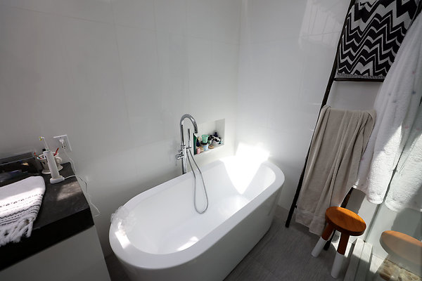 504A Master Bathroom 0701