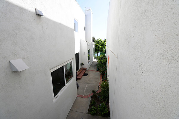 779A Path to Rear Patio from Front Deck 0441