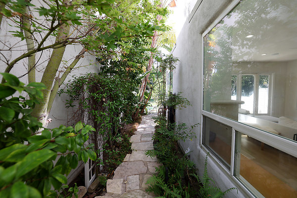 780A Path to Rear Patio 1233