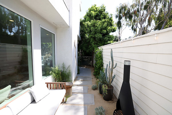 781A Path to Rear Patio 0500