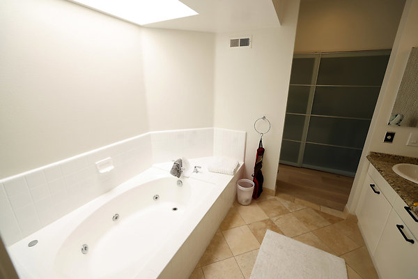 784A Master Bathroom 0807