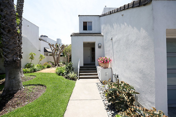 784A Front Walk Entrance 0818