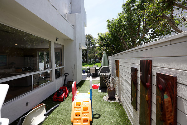 786A Path to Rear Patio 0827 786A Path to Rear Patio 0827