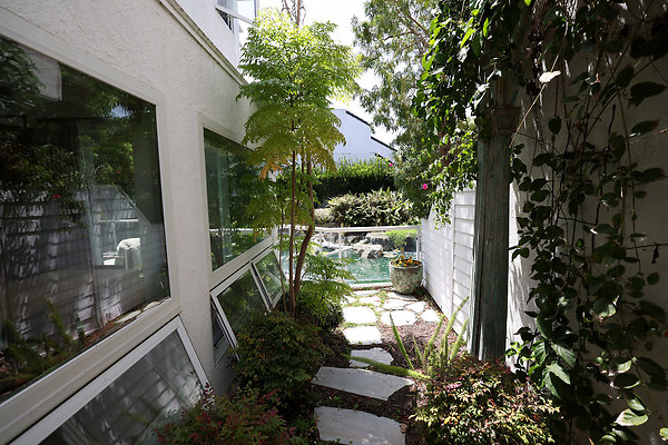 Path to Rear Patio 1015