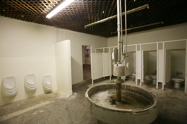 Warehouse Bathroom 0087 1