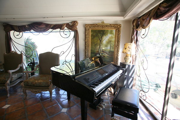 135A Living Room Piano 0029 1