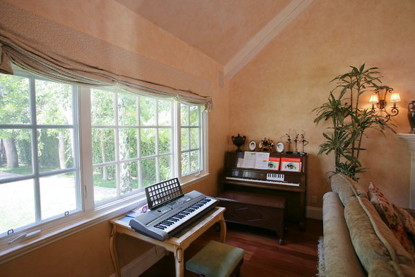 Living Room Pianos 0044 1