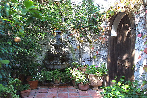 LS Courtyard Entrance 27 1