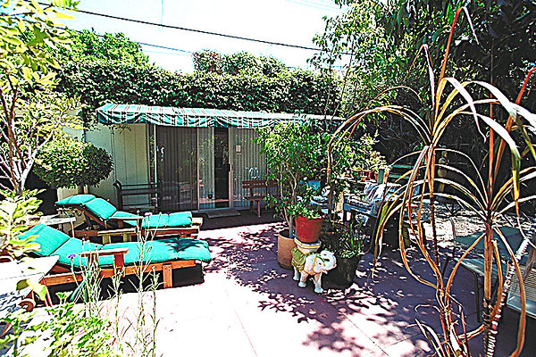 Backyard Patio &amp; Guest House 0057