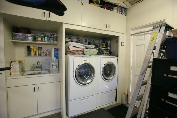 Garage Laundry Area 0114 1
