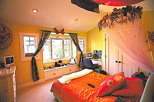 Girls Bedroom yellow 0025