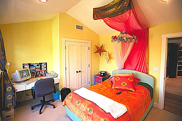 Girls Bedroom yellow 0026