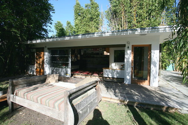 Backyard &amp; Guest House 0079 1