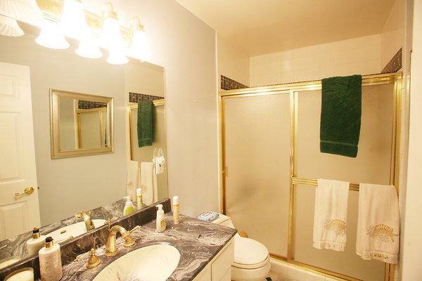 582A Guest Room Hallway Bathroom 0065