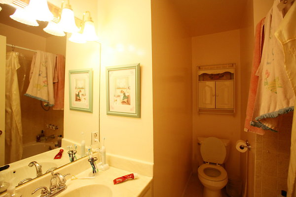 582A 2nd Floor Bathroom 0093