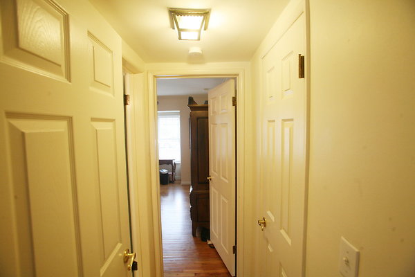 582A Guest Room Hallway 0064