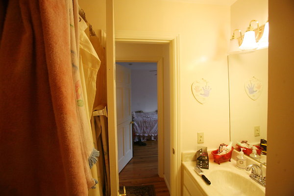 582A 2nd Floor Bathroom 0094